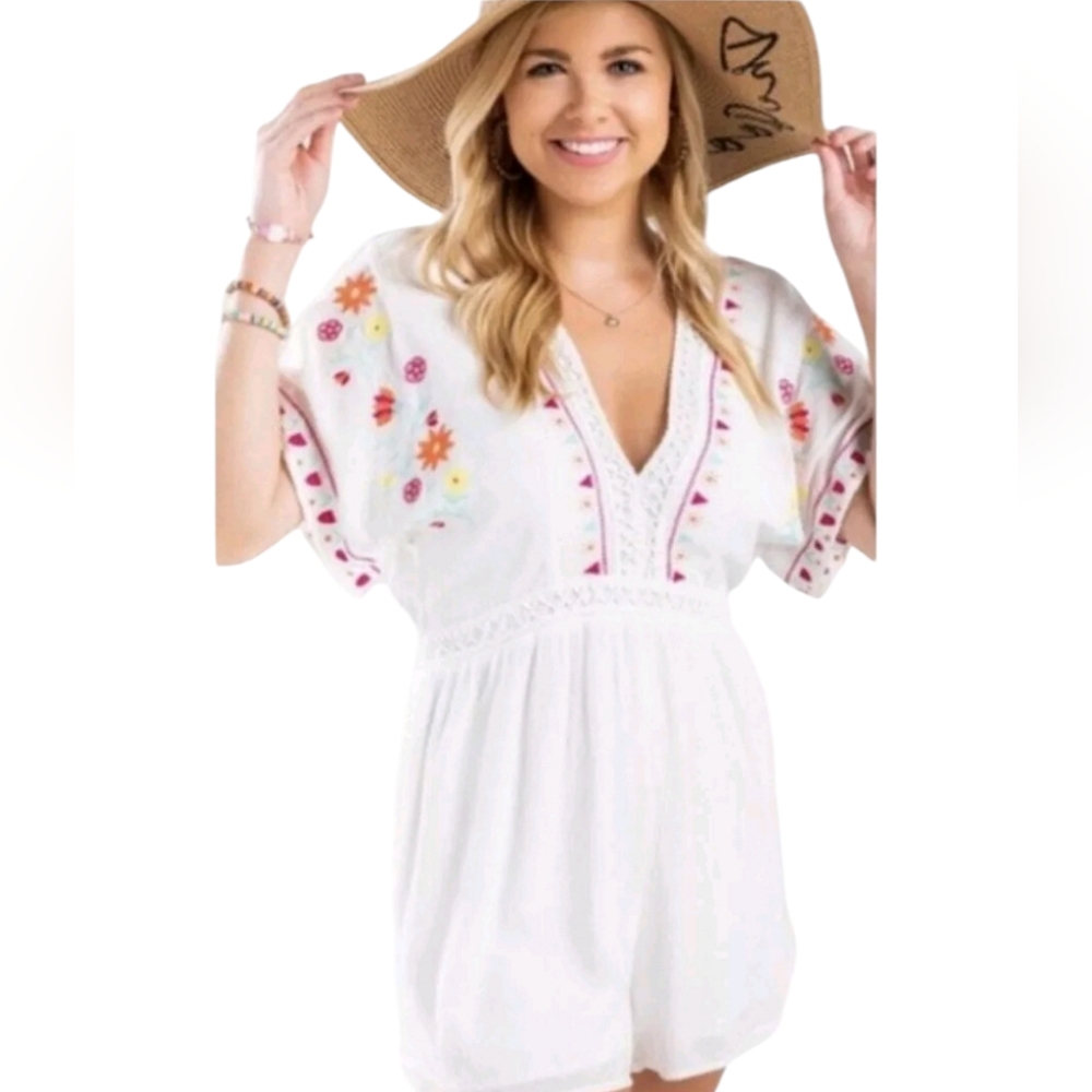 Jun & Ivy White Embroidered Floral V-Neck Short Sleeve Romper Size M Medium
